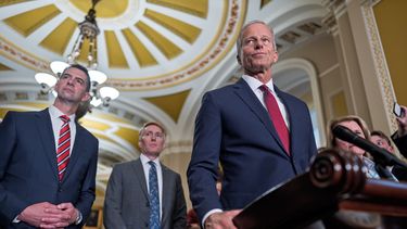 El líder de la mayoría del Senado de Estados Unidos, John Thune, y, de izquierda a derecha, el senador republicano por Missouri Josh Hawley, y el senador republicano por Oklahoma James Lankford, hablan con reporteros después de una reunión a puerta cerrada con otros republicanos, en el Capitolio, en Washington, el martes 2 de junio de 2026. (AP Foto/J. Scott Applewhite)