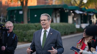 El secretario del Tesoro de Estados Unidos, Scott Bessent, habla con reporteros en la Casa Blanca, el 5 de noviembre de 2025, en Washington. (AP Foto/Allison Robbert)