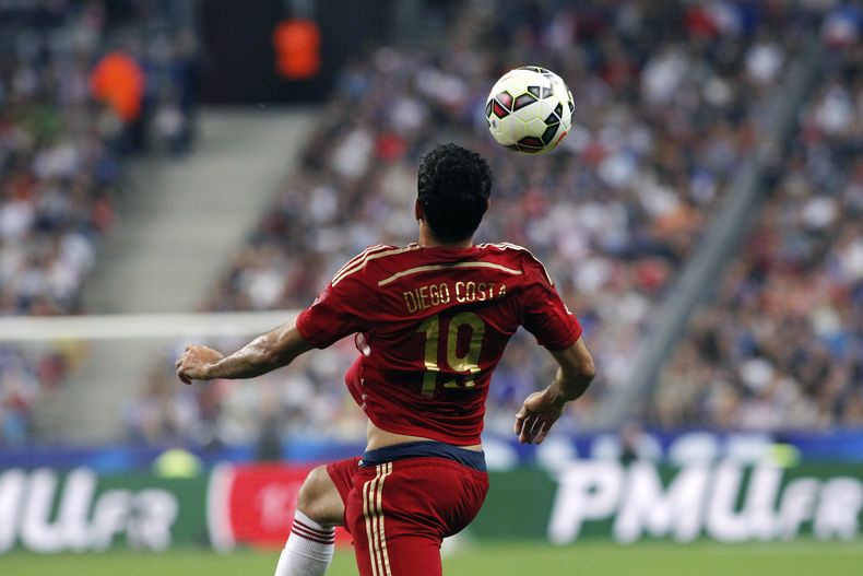El jugador de Espa&ntilde;a, Diego Costa, controla el bal&oacute;n en un amistoso contra Francia el jueves, 4 de septiembre de 2014, en Par&iacute;s.  (AP Photo/Thibault Camus)