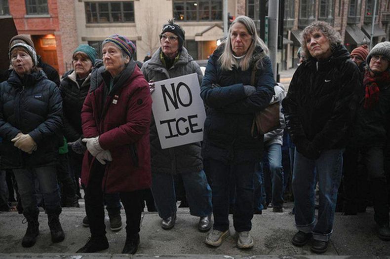 Integrantes del grupo activista Indivisible Helena participan en una manifestación antes de la reunión de la Comisión Municipal de Helena en el Edificio Municipal-Condal, el 26 de enero de 2026, en Helena, Montana. El letrero dice: No al Servicio de Inmigración y Control de Aduanas (ICE, por sus siglas en inglés). (Lauren Miller/Montana Free Press/CatchLight Local/Report for America vía AP)