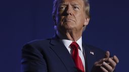 El expresidente Donald Trump aplaude durante un acto de campaña el sábado 16 de diciembre de 2023, en Durham, Nueva Hampshire. (AP Foto/Reba Saldanha, archivo)