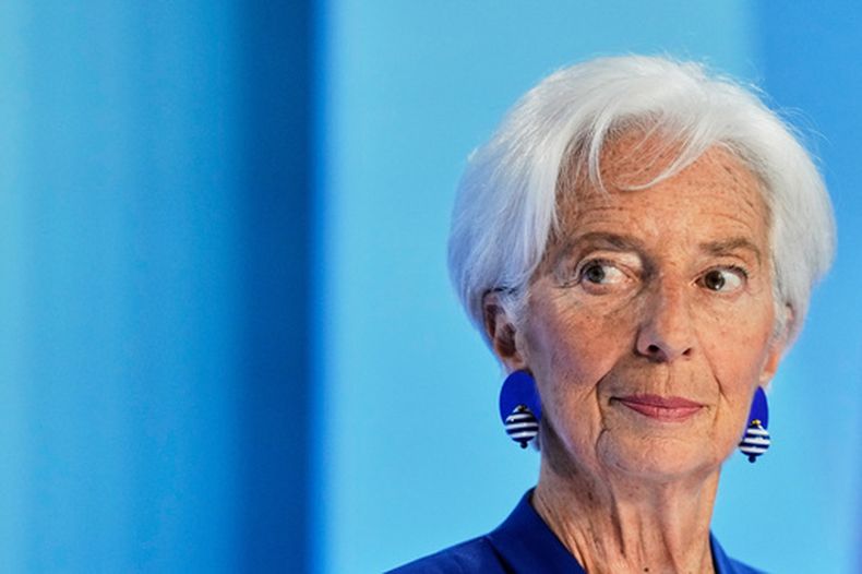ARCHIVO - La presidenta del Banco Central Europeo, Christine Lagarde, se dirige a los medios durante una conferencia de prensa tras una reunión del consejo de gobernadores del BCE en Fráncfort, Alemania, el jueves 11 de junio de 2026. (AP Foto/Michael Probst, Archivo)