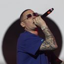 El rapero puertorriqueño Cosculluela durante su concierto en el Coca-Cola Flow Fest de la Ciudad de México el domingo 26 de noviembre de 2023. (Foto AP/Alejandro Godínez)