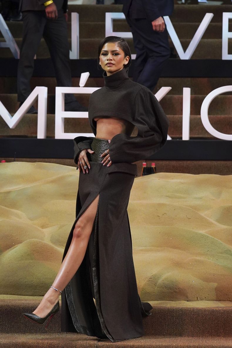 La actriz estadounidense Zendaya posa en la alfombra roja de la película Dune: Part Two, en la Ciudad de México el martes 6 de febrero de 2024. (Foto AP/Marco Ugarte)