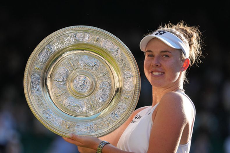 ARCHIVO - En esta fotografía de archivo del 11 de julio de 2026, la checa Linda Nosková posa con el trofeo tras vencer a su compatriota Karolina Muchová en la final individual femenina del campeonato de tenis de Wimbledon en Londres. (Foto AP/Kirsty Wigglesworth, Archivo)
