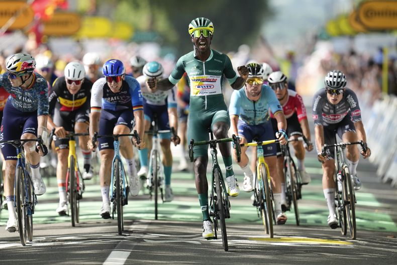 El eritreo Biniam Girmay cruza la meta celebrando tras ganar la 12ma etapa del Tour de Francia el jueves 11 de julio del 2024. (AP Foto/Jerome Delay)