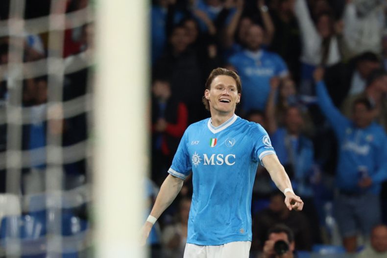 Scott McTominay celebra tras anotar un gol para Napoli en la victoria 4-0 ante Cremonense en la Serie A de Italia, el viernes 24 de abril de 2026, en Nápoles. (Alessandro Garofalo/LaPresse vía AP)