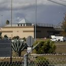 ARCHIVO - Vista de la penitenciaría federal en Dublin, California, EEUU, 5 de diciembre de 2022. Las fallas del sistema que permitieron la muerte en prisión del gangster Whitey Bulger y el financista Jeffrey Epstein también contribuyeron a la muerte de centenares de presos federales en los últimos años, según el informe de un organismo supervisor emitido el jueves 15 de febrero de 2024. (AP Foto/Jeff Chiu, File)