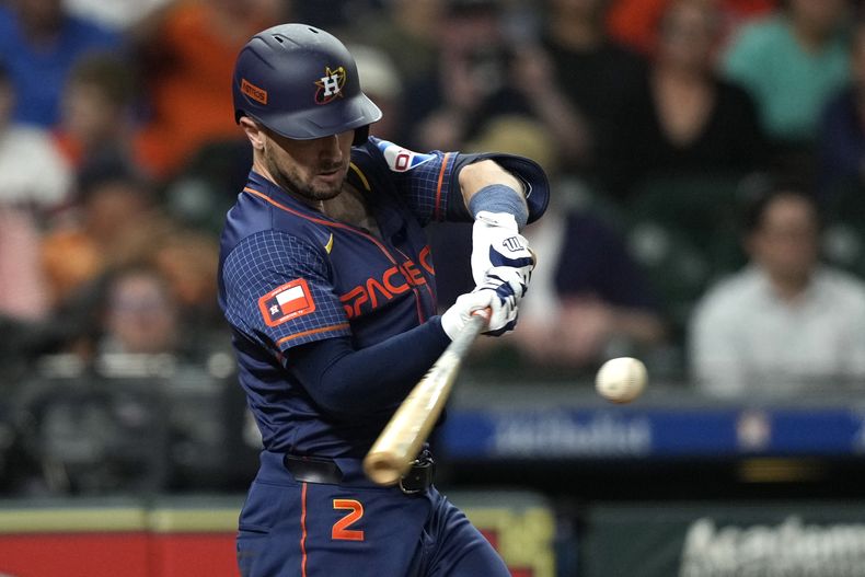 Alex Bregman, de los Astros de Houston, impacta un cuadrangular ante los Atléticos de Oakland durante la séptima entrada del juego de béisbol el lunes 13 de mayo de 2024, en Houston. (AP Foto/David J. Phillip)