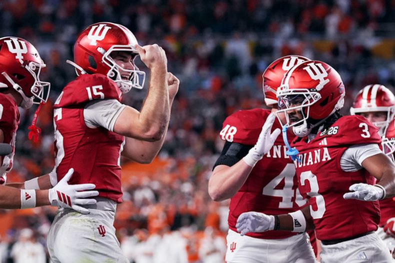 Fernando Mendoza, quarterback de Indiana, celebra después de anotar frente a Miami durante la segunda mitad del juego de campeonato nacional del fútbol americano universitario, el lunes 19 de enero de 2026, en Miami Gardens, Florida. (AP Foto/Marta Lavandier)