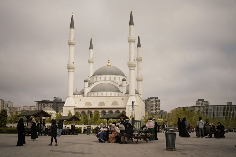 La gente se congrega al aire libre tras un sismo con una magnitud preliminar de 6,2, en Estambul, Turquía, el 23 de abril de 2025. (AP Foto/Khalil Hamra)