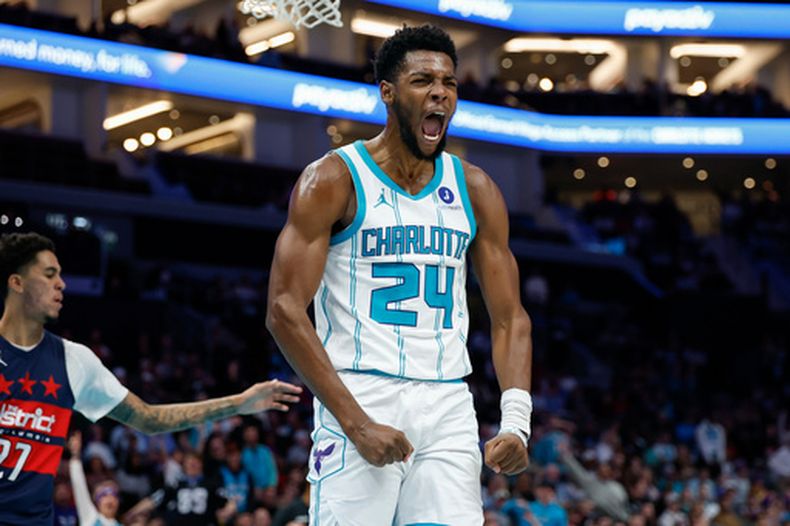 Brandon Miller, de los Hornets de Charlotte, reacciona después de retacar el balón frente a los Wizards de Washington en la primera mitad del partido de baloncesto de la NBA, el lunes 26 de octubre de 2026, en Charlotte, Carolina del Norte. (AP Foto/Nell Redmond)
