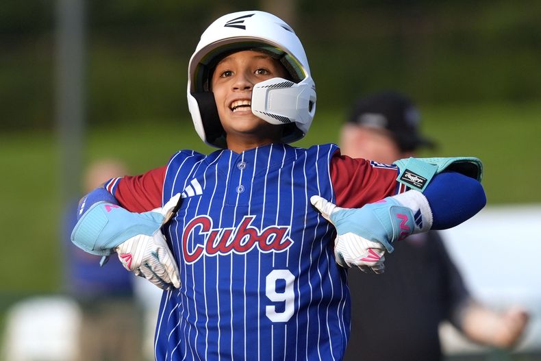 Adrian Fuentes de Cuba celebra tras empujar una carrera en la sexta entrada ante República Checa en la Serie Mundial de ligas pequeñas en South Williamsport, Penssylvania el jueves 15 de agosto del 2024. (AP Foto/Tom E. Puskar)
