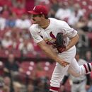 El abridor de los Cardenales de San Luis Miles Mikolas lanza en la primera entrada del juego ante los Marlins de Miami el lunes 17 de julio del 2023. (AP Foto/Jeff Roberson)
