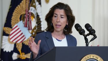 La secretaria der comercio de EEUU Gina Raimondo en la Casa Blanca en Washington el 26 de junio de 2023. (Foto AP /Evan Vucci)