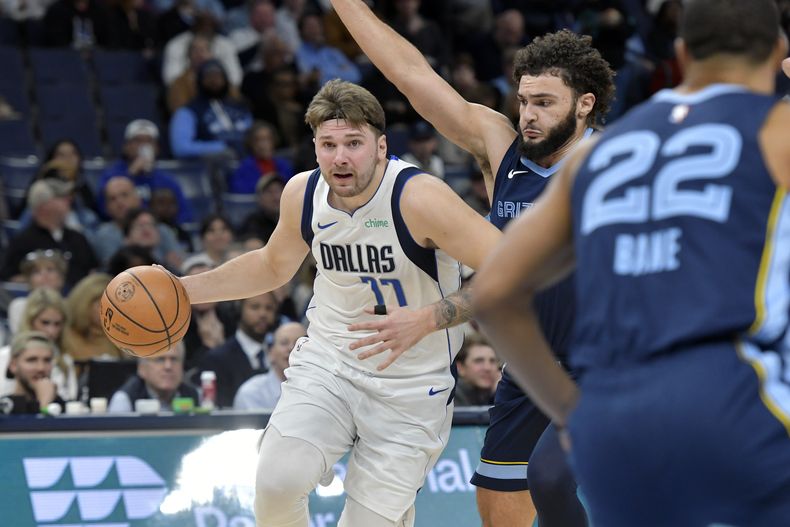 Luka Doncic de los Mavericks de Dallas se abre paso ante David Roddy de los Mavericks de Dallas, el lunes 11 de de diciembre de 2023. (AP Foto/Brandon Dill)