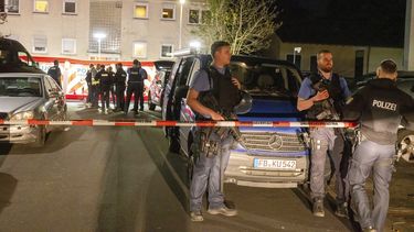 Agentes de policía investigan el lugar de un tiroteo en Bad Nauheim, Alemania, el sábado 19 de abril de 2025. (Helmut Fricke/dpa via AP)