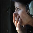Fotografía sin fecha de la gobernadora de Carolina del Sur, Nikki Haley, mientras vuela sobre un área inundada en el condado Horry, Carolina del Sur. (Tracy Glantz/The State vía AP, Archivo)