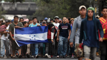 caravana de emigrantes le exige a eeuu 50 mil dolares por cada uno para regresar a su pais