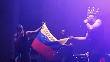 gente de zona lleva al escenario una bandera de venezuela con el pedido de libertad