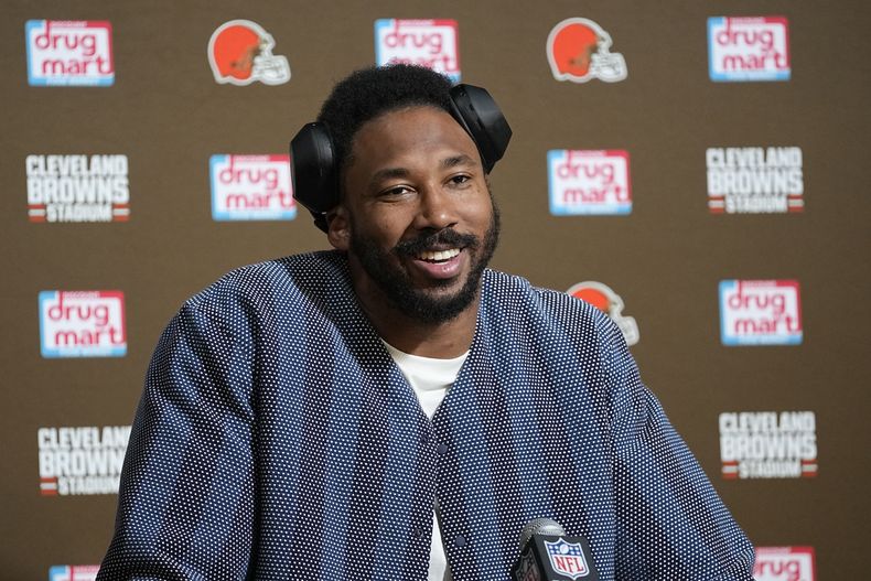 El defensive end de los Browns de Cleveland Myles Garrett responde preguntas tras el encuentro ante los Jaguars de Jacksonville el domingo 10 de diciembre del 2023. (AP Foto/Sue Ogrocki)