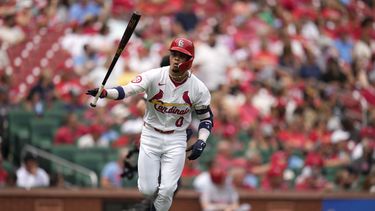 Masyn Winn de los Cardenales de San Luis suelta el bate tras batear un jonrón solitario ante los Rojos de Cincinnati, el jueves 12 de septiembre de 2024. (AP Foto/Jeff Roberson)
