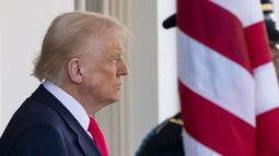El presidente estadounidense Donald Trump espera por la llegada del primer ministro de Irlanda, Micheál Martin, en la Casa Blanca, Washington, el miércoles 12 de marzo de 2025. (AP Foto/Alex Brandon)