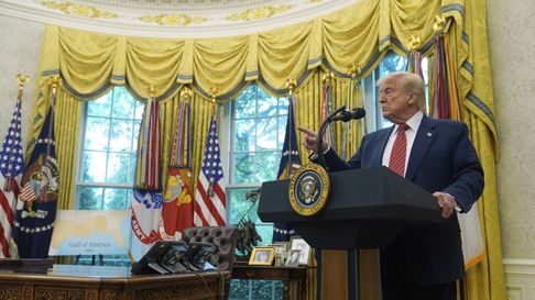El presidente de Estados Unidos, Donald Trump, habla con la prensa después de que David Perdue jurara el cargo de embajador estadounidense en China, durante una ceremonia en la Oficina Oval de la Casa Blanca, el miércoles 7 de mayo de 2025, en Washington. (AP Foto/Mark Schiefelbein)