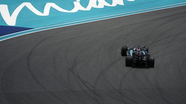 El piloto británico de Mercedes, George Russel, gira su auto durante la sesión de práctica para el Gran Premio de Miami, el viernes 3 de mayo de 2024, en Miami Gardens, Florida. (AP Foto/Rebecca Blackwell)