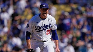 Tarik Skubal, abridor de los Dodgers de Los Ángeles, festeja luego de ponchar a Austin Riley, de los Bravos de Atlanta, en el primer juego de la serie divisional de la Liga Nacional, el sábado 3 de octubre de 2026 (AP Foto/Mark J. Terrill)