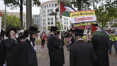 Judíos jasídicos y otras personas protestan contra las políticas de Netanyahu hacia los palestinos, cerca del Capitolio, antes de la visita del primer ministro israelí, Benjamin Netanyahu, el miércoles 24 de julio de 2024, en Washington. (AP Foto/Mike Stewart)