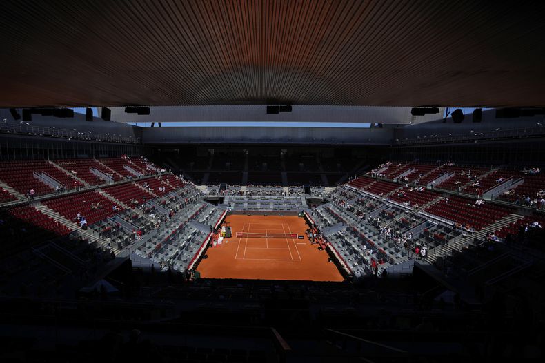 La cancha principal del Abierto de Madrid en medio de un apagón generalizado, el lunes 28 de abril de 2025, el 28 de abril de 2025. (AP Foto/Manu Fernández)