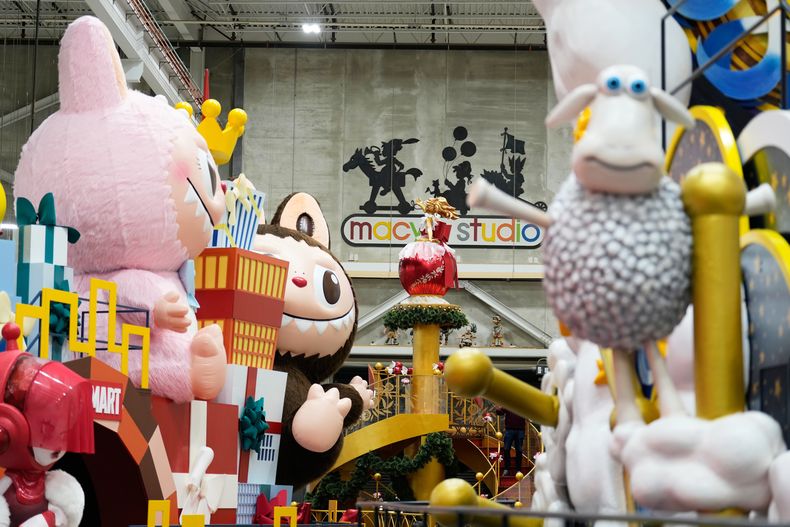 Nuevas carrozas del Día de Acción de Gracias durante una presentación a la prensa en el estudio de desfiles de Macys en Moonachie, Nueva Jersey, el martes 18 de noviembre de 2025. (Foto AP/Seth Wenig)