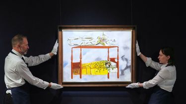 ARCHIVO - Un cuadro de Frida Kahlo titulado El sueño (La cama) se exhibe en las salas de subastas de Sothebys en Londres, el 19 de septiembre de 2025. La pintura, estimada entre 40 y 60 millones de dólares estadounidenses, forma parte de una colección de obras maestras surrealistas presentada antes de su próxima venta en Nueva York. (Foto AP/Kirsty Wigglesworth, archivo)
