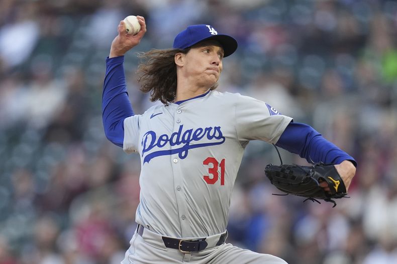 Tyler Glasnow, pitcher de los Dodgers de Los Ángeles, hace un lanzamiento en el duelo del martes 9 de abril de 2024, ante los Mellizos de Minnesota (AP Foto/Abbie Parr)