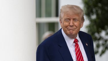El presidente Donald Trump habla con los reporteros en la Casa Blanca, el jueves 8 de mayo de 2025, en Washington. (AP Foto/Alex Brandon)