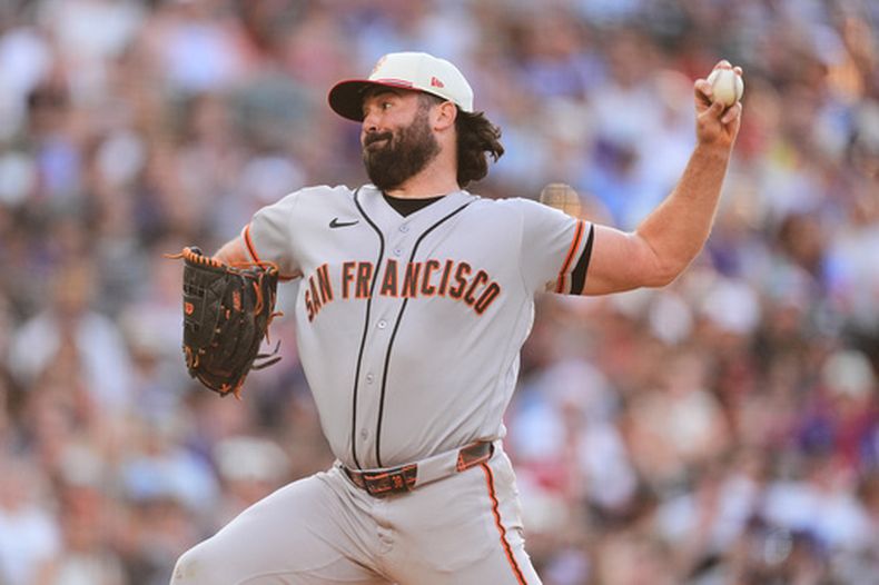 Robbie Ray, lanzador de los Gigantes de San Francisco, trabaja en la primera entrada del juego de béisbol de Grandes Ligas frente a los Rockies de Colorado, el sábado 4 de julio de 2026, en Denver. (AP Foto/David Zalubowski)
