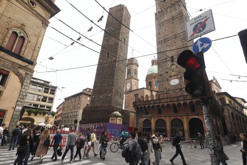 Vista de la torre medieval Garisenda en Bolonia, 25 de noviembre de 2023. Las autoridades de Bolonia han cerrado el acceso a la zona en torno de dos torres del siglo XII que son simbólicas de esta ciudad del norte de Italia, por temor a que se derrumben debido a su inclinación. La ciudad anunció el viernes 1 de diciembre de 2023 que invertirá 4,3 millones de euros (4,7 millones de dólares) para apuntalar la torre Garisenda, una de las llamadas Dos Torres que se alzan sobre el centro de Bolonia. A lo largo de los siglos estas construcciones han inspirado a pintores y poetas y han servido de atalayas durante los conflictos. El trabajo se realizará en enero y febrero. (Michele Nucci, Lapresse Via AP)