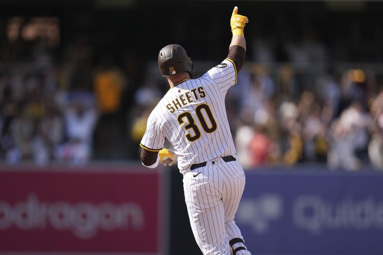 Gavin Sheets de los Padres de San Diego celebra tras conectar un jonrón ante los Bravos de Atlanta, el jueves 27 de marzo de 2025, en San Diego. (AP Foto/Gregory Bull)