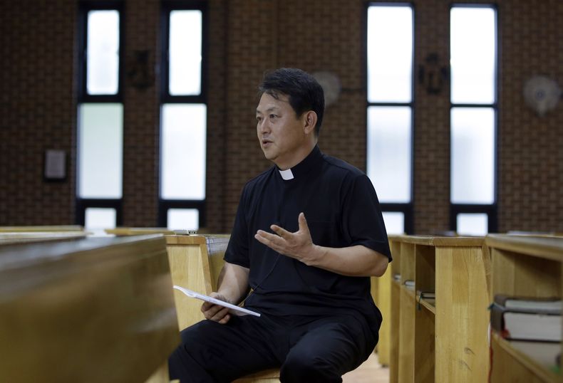 En esta foto del 28 de julio de 2014, el reverendo Park Geun Tae habla durante una entrevista en una escuela de Se&uacute;l, Corea del Sur. El papa Francisco beatificar&aacute;a a 124 m&aacute;rtires coreanos esta semana.  (AP Foto/Lee Jin-man)