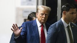 El expresidente Donald Trump ante el tribunal penal de Manhattan antes de su juicio en Nueva York, el martes 30 de abril de 2024. (Justin Lane/Pool Foto vía AP)