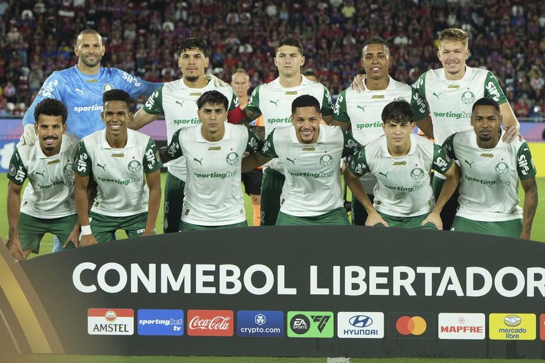 ARCHIVO - Los jugadores de Palmeiras de Brasil posan previo al partido contra Cerro Porteño en la Copa Libertadores, el miércoles 7 de mayo de 2025, en Asunción. (AP Foto/Fernando Calistro)