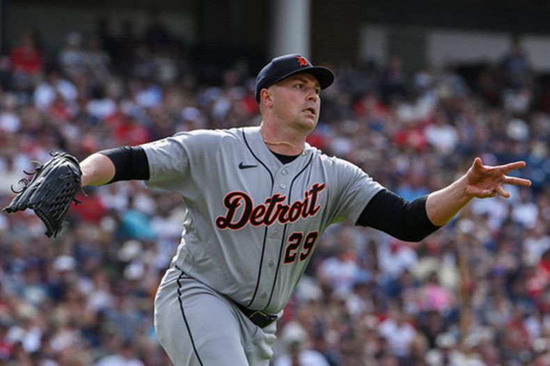 Tarik Skubal, abridor de los Tigres de Detroit, lanza rumbo a primera base a destiempo en un intento de retirar a Stuart Fairchild, de los Guardianes de Cleveland, durante la cuarta entrada del juego de béisbol de Grandes Ligas del sábado 13 de junio de 2026, en Cleveland. (AP Foto/Phil Long)