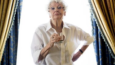 americateve | En esta foto del 11 de septiembre del 2012, la actriz Elaine Stritch posa durante el Festival de Cine de Toronto, en Toronto. Stritch, un &iacute;cono del teatro, muri&oacute; el jueves 17 de julio del 2014 en su casa en Birmingham, Michigan. Ten&iacute;a