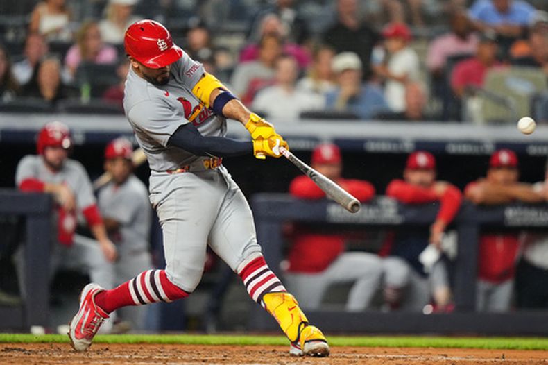 El panameño Iván Herrera, de los Cardenales de San Luis, pega un doble de terreno ante los Yankees de Nueva York, el miércoles 5 de agosto de 2026 (AP Foto/Frank Franklin II)