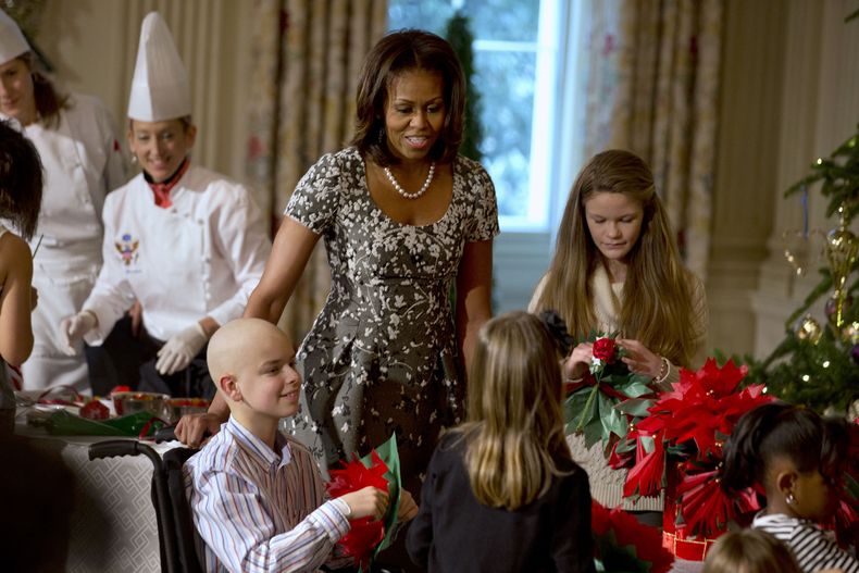 La primera dama estadounidense Michelle Obama saluda a los ni&ntilde;os durante una celebraci&oacute;n para mostrar las decoraciones navide&ntilde;as en la Casas Blanca, en Washington, el mi&eacute;rcoles 4 de diciembre de 2013. (Foto AP/Jacquelyn Martin)