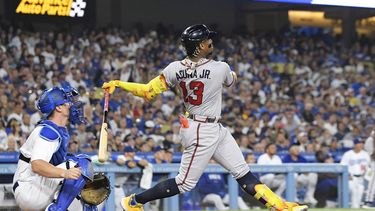 El venezolano Ronald Acuña Jr., de los Bravos de Atlanta, batea un grand slam en el juego del jueves 31 de agosto de 2023, ante los Dodgers de Los Ángeles. (AP Foto/Mark J. Terrill)