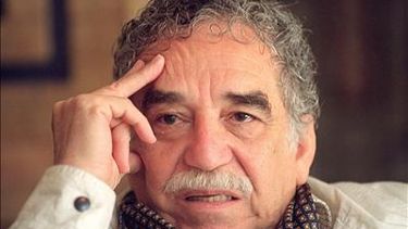 americateve | El mundo continúa lamentando la muerte del premio nobel de literatura Gabriel García Márquez. En su natal Colombia, las banderas ondean a media asta y el presidente ha decretado tres días de luto nacional.
