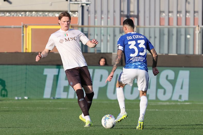 Scott McTominay del Napoli pelea por el balón con Lucas Da Cunha en el encuentro de la Serie A el sábado 2 de mayo del 2026. (Antonio Saiai/LaPresse via AP)