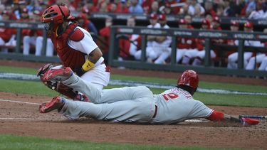 Filis anotan 6 en la 9na y vencen a Cardenales